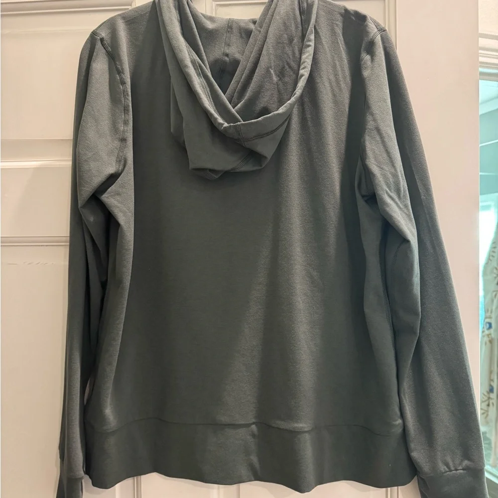 Vuori Women’s Halo Performance Hoodie in Moss - Picture 2 of 4